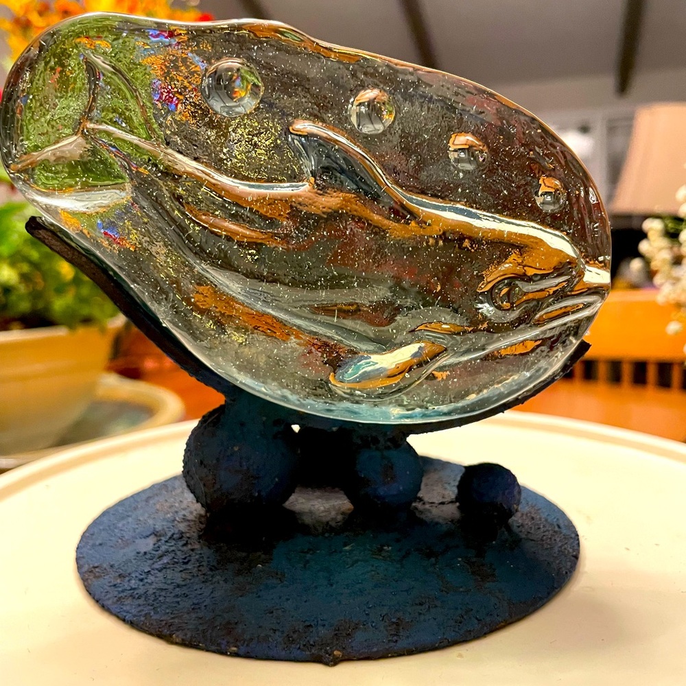 Art - cast glass dolphin or whale (?) Mounted on textured metal base